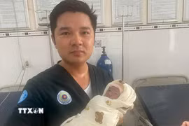 Đại úy Phạm Minh Trung, Tiểu đoàn trưởng, Tiểu đoàn Quân y Sư đoàn 4 cho biết các y, bác sỹ phối hợp với Trạm y tế địa phương tiến hành các biện pháp cấp cứu đúng quy trình, bảo đảm sức khỏe sản phụ và trẻ sơ sinh. (Ảnh: TTXVN phát)