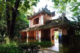 Cổng tam quan, cổng chính của chùa Diệu Đế, phường Phú Xuân, thành phố Huế, nhìn từ sân chùa ra ngoài. (Ảnh: Nguyên Lý/TTXVN)