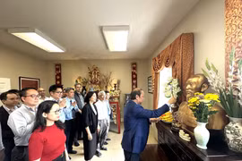 Đại sứ Nguyễn Quốc Dũng và các đại biểu đã dâng hương và tưởng nhớ Chủ tịch Hồ Chí Minh. (Ảnh: Đoàn Hùng/TTXVN)