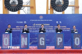 Chủ tịch nước Lương Cường và các đại biểu khánh thành Cảng container quốc tế TIL Cảng Hải Phòng - HTIT (Bến số 3, số 4 - Khu bến cảng Lạch Huyện). (Ảnh: Lâm Khánh/TTXVN)