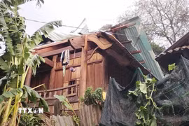 Khoảng 40 nhà dân bị tốc mái, một số hộ bị tốc mái hoàn toàn do gió lốc. (Ảnh: TTXVN phát)