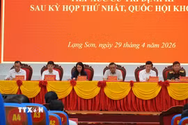 Đoàn đại biểu Quốc hội tỉnh Lạng Sơn tiếp xúc cử tri. (Ảnh: Tiến Vĩnh/TTXVN)