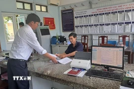 Điểm tiếp nhận hồ sơ tại xã Phong Xuân cũ được bố trí giúp dân tiết kiệm chi phí và thời gian di chuyển thực hiện các thủ tục hành chính. (Ảnh: Mai Trang/TTXVN)