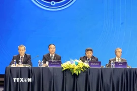 Đoàn Chủ tịch điều hành phiên thảo luận. (Ảnh: Phương Hoa/TTXVN)