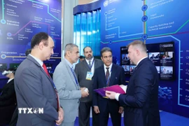 Đại biểu tham quan không gian trưng bày công nghệ của Liên hợp quốc tại Lễ mở ký Công ước Hà Nội. (Ảnh: Phương Hoa/TTXVN)