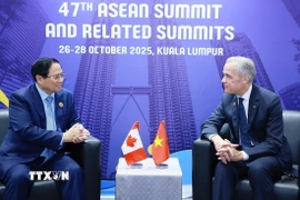 Thủ tướng Phạm Minh Chính gặp Thủ tướng Canada Mark Carney. (Ảnh: Dương Giang/TTXVN)