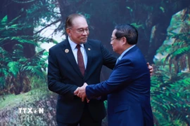 Thủ tướng Malaysia Anwar Ibrahim, Chủ tịch ASEAN 2025 đón Thủ tướng Phạm Minh Chính tham dự Hội nghị Cấp cao ASEAN lần thứ 47 và các Hội nghị Cấp cao liên quan. (Ảnh: Dương Giang/TTXVN)