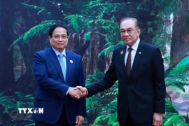 Thủ tướng Malaysia Anwar Ibrahim, Chủ tịch ASEAN 2025 đón Thủ tướng Phạm Minh Chính tham dự Hội nghị Cấp cao ASEAN lần thứ 47 và các Hội nghị Cấp cao liên quan. (Ảnh: Dương Giang/TTXVN)