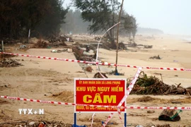 Chính quyền địa phương cắm biển cảnh báo nguy hiểm để người dân chú ý khi qua lại khu vực sạt lở. (Ảnh: Lê Phước Ngọc/TTXVN)