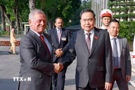 Chủ tịch Quốc hội Trần Thanh Mẫn đón Quốc vương Jordan Abdullah II Ibn Al Hussein. (Ảnh:Doãn Tấn/TTXVN)