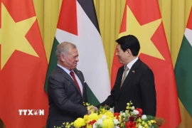 Chủ tịch nước Lương Cường và Quốc vương Jordan Abdullah II Ibn Al Hussein chụp ảnh chung trước hội đàm. (Ảnh: Lâm Khánh/TTXVN)