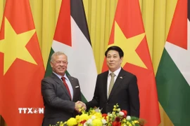 Chủ tịch nước Lương Cường và Quốc vương Jordan Abdullah II Ibn Al Hussein chụp ảnh chung trước hội đàm. (Ảnh: Lâm Khánh/TTXVN)