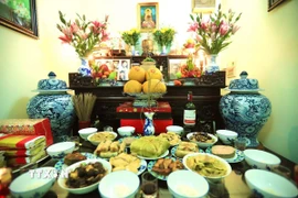 Nhiều gia đình soạn sửa mâm cơm cúng tất niên tươm tất để thể hiện truyền thống “Uống nước nhớ nguồn.” (Ảnh: Hoàng Hiếu/TTXVN)