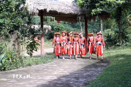 Phụ nữ dân tộc Pà Thẻn, rực rỡ trong bộ trang phục truyền thống. (Ảnh: Hoàng Hải/TTXVN)