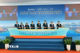 Các đại biểu thực hiện nghi thức khai trương tuyến dịch vụ Cảng Vịnh Bắc Bộ-Cảng Hải Phòng-Cảng Kolkata. (Ảnh: Hoàng Ngọc/TTXVN)