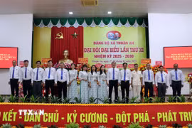 Ban Chấp hành Đảng bộ xã Thuận An nhiệm kỳ 2025-2030 ra mắt Đại hội. (Ảnh: Phạm Minh Tuấn/TTXVN)