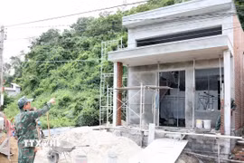 Ngôi nhà hộ bà Lê Thị Tuyết (phường Nam Nha Trang, tỉnh Khánh Hòa) do Khu vực Phòng thủ Khu vực 2 - Diên Khánh (Bộ Chỉ huy Quân sự tỉnh Khánh Hòa) hỗ trợ xây dựng sắp hoàn thành. (Ảnh: Xuân Triệu/TTXVN)