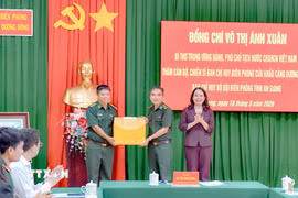 Bí thư Trung ương Đảng, Phó Chủ tịch nước Võ Thị Ánh Xuân tặng quà cán bộ, chiến sỹ Ban Chỉ huy Biên phòng Cửa khẩu cảng Dương Đông (đặc khu Phú Quốc, An Giang). (Ảnh: Văn Sĩ/TTXVN)
