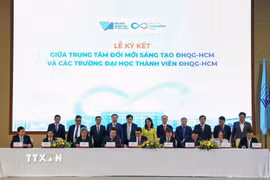 Trung tâm Đổi mới sáng tạo và 8 trường đại học thành viên của Đại học Quốc gia Thành phố Hồ Chí Minh ký thỏa thuận hợp tác trong triển khai các nhiệm vụ đổi mới sáng tạo. (Ảnh: Thu Hoài/TTXVN)