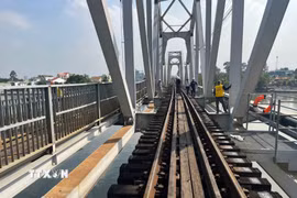 Công nhân đường sắt nỗ lực khắc phục sự cố cầu Ghềnh sau khi xảy ra tai nạn khiến tuyến đường sắt Bắc-Nam gián đoạn. (Ảnh: Sỹ Tuyên/TTXVN)
