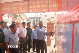 Công tác kiểm tra các điểm bầu cử trên xã đảo Nhơn Châu (tỉnh Gia Lai) được chuẩn bị kỹ lưỡng, sẵn sàng cho ngày hội của non sông. (Ảnh: Quang Thái/TTXVN)