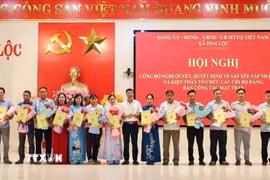 Ủy ban Nhân dân xã Hoa Lộc (Thanh Hóa) tổ chức Hội nghị công bố các quyết định kiện toàn và ra mắt bộ máy mới ở các thôn. (Ảnh: Khiếu Tư/TTXVN)