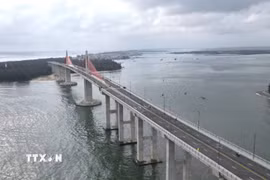 Cầu vượt cửa biển Thuận An. (Ảnh: Văn Dũng/TTXVN)