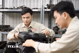 Sinh viên trường Cao đẳng Việt Mỹ Hà Nội thực hành tại xưởng Ôtô của trường. (Ảnh: Diệu Thúy/TTXVN)