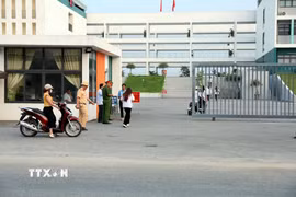 Các thí sinh đến điểm dự thi môn Ngữ văn tại trường Trung học phổ thông chuyên Tuyên Quang. (Ảnh: Quang Cường/TTXVN)