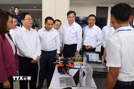Phó Thủ tướng Chính phủ Hồ Quốc Dũng tham quan một số mô hình công nghệ mới tại Trường Đại học Quốc gia Thành phố Hồ Chí Minh. (Ảnh: Hứa Chung/TTXVN)