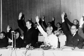 Quốc hội đã ban hành Hiến pháp 1959 tạo nền tảng pháp lý cho việc xây dựng chủ nghĩa xã hội ở miền Bắc, đấu tranh thống nhất nước nhà. Trong ảnh: Chủ tịch Hồ Chí Minh và các đại biểu Quốc hội nhất trí thông qua Hiến pháp mới tại Kỳ họp thứ 11, Quốc hội khóa I (1959). (Ảnh: TTXVN)