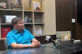 Ông Võ Xuân Trường, Chủ tịch Công ty cổ phần Mekolor, người đại diện Liên minh Mekolor-Great USA gửi đề xuất tham gia Dự án đường sắt cao tốc Bắc-Nam với số vốn 100 tỷ USD, trả lời báo chí ngày 11/6. (Ảnh: TTXVN phát)