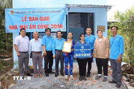 Liên đoàn Lao động tỉnh Tiền Giang bàn giao căn nhà Mái ấm công đoàn cho chị Nguyễn Thị Kim Quyên, xã Trung An, thành phố Mỹ Tho, công nhân Công ty TNHH Dụ Đức Tiền Giang. (Ảnh: Minh Trí/TTXVN)