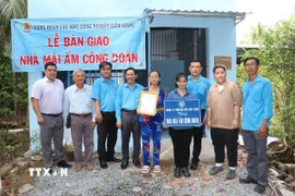 Liên đoàn Lao động tỉnh Tiền Giang bàn giao căn nhà Mái ấm công đoàn cho chị Nguyễn Thị Kim Quyên, xã Trung An, thành phố Mỹ Tho, công nhân Công ty TNHH Dụ Đức Tiền Giang. (Ảnh: Minh Trí/TTXVN)