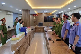 Cơ quan Cảnh sát điều tra Công an thành phố Đà Nẵng tống đạt các quyết định đối vợ chồng Kiều Văn Thanh. (Ảnh: Công an cung cấp)