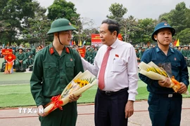 Chủ tịch Quốc hội Trần Thanh Mẫn động viên các tân binh. (Ảnh: Doãn Tấn/TTXVN)