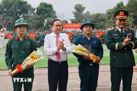 Chủ tịch Quốc hội Trần Thanh Mẫn động viên các tân binh. (Ảnh: Doãn Tấn/TTXVN)