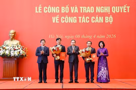 Chủ tịch Quốc hội Trần Thanh Mẫn trao Nghị quyết chuyển Đoàn đại biểu Quốc hội đối với Trưởng ban Tổ chức Trung ương Nguyễn Duy Ngọc và Bí thư Thành ủy Hà Nội Trần Đức Thắng. (Ảnh: Doãn Tấn/TTXVN)