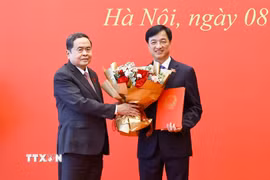 Chủ tịch Quốc hội Trần Thanh Mẫn trao Nghị quyết chuyển Đoàn đại biểu Quốc hội đối với Trưởng ban Tổ chức Trung ương Nguyễn Duy Ngọc. (Ảnh: Doãn Tấn/ TTXVN)