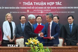 Quang cảnh buổi ký kết biên bản ghi nhớ giữa Ủy ban Nhân dân Thành phố Hồ Chí Minh và Tập đoàn AMD. (Ảnh: Hữu Duyên/TTXVN)