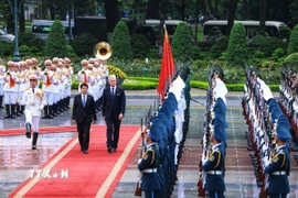 Chủ tịch nước Lương Cường và Tổng thống Cộng hòa Litva Gitanas Nauseda duyệt Đội danh dự Quân đội Nhân dân Việt Nam. (Ảnh: Tuấn Anh/TTXVN)