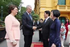 Chủ tịch nước Lương Cường và Phu nhân đón Tổng thống Cộng hoà Litva Gitanas Nauseda và Phu nhân. (Ảnh: Lâm Khánh/TTXVN)