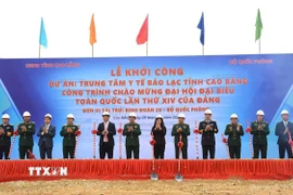 Đại tướng Phan Văn Giang, Bộ trưởng Bộ Quốc phòng, cùng lãnh đạo Bộ Y tế, Ủy ban Nhân dân tỉnh Cao Bằng thực hiện nghi thức khởi công. (Ảnh: TTXVN phát)