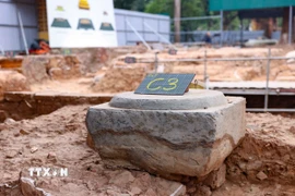 Cuộc khai quật là cơ sở khoa học có tính xác thực nhất góp phần quyết định phục vụ chiến lược phục dựng Chính điện Kính Thiên và không gian Chính điện Kính Thiên thời Lê. Cuộc khai quật cũng đáp ứng nghiêm túc các Khuyến nghị của UNESCO/ICOMOS, yêu cầu của Luật Di sản văn hóa, minh chứng rõ ràng hơn những thuộc tính cơ bản giá trị nổi bật toàn cầu của Di sản thế giới Khu Trung tâm Hoàng thành Thăng Long- Hà Nội. (Ảnh: Thanh Tùng/ TTXVN)