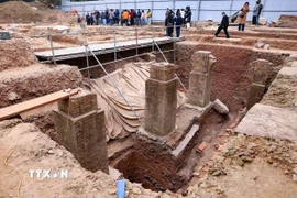 Cuộc khai quật là cơ sở khoa học có tính xác thực nhất góp phần quyết định phục vụ chiến lược phục dựng Chính điện Kính Thiên và không gian Chính điện Kính Thiên thời Lê. Cuộc khai quật cũng đáp ứng nghiêm túc các Khuyến nghị của UNESCO/ICOMOS, yêu cầu của Luật Di sản văn hóa, minh chứng rõ ràng hơn những thuộc tính cơ bản giá trị nổi bật toàn cầu của Di sản thế giới Khu Trung tâm Hoàng thành Thăng Long- Hà Nội. (Ảnh: Thanh Tùng/ TTXVN)