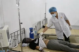 Các y bác sỹ trên Bệnh xá Đảo Sơn Ca thăm khám cho ngư dân.