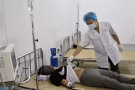 Các y bác sỹ trên Bệnh xá Đảo Sơn Ca thăm khám cho ngư dân.