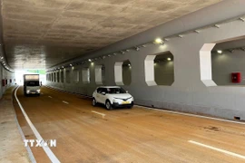 Các phương tiện lưu thông qua hầm chui HC1-01. (Ảnh: Mạnh Linh/TTXVN)