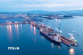 Chủ tịch nước Trần Đức Lương kiểm tra quy hoạch Vịnh Hạ Long, nhằm đảm bảo phát triển kinh tế và bảo vệ cảnh quan môi trường (15/10/1997). (Ảnh: Trọng Nghiệp/TTXVN)