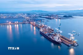 Chủ tịch nước Trần Đức Lương kiểm tra quy hoạch Vịnh Hạ Long, nhằm đảm bảo phát triển kinh tế và bảo vệ cảnh quan môi trường (15/10/1997). (Ảnh: Trọng Nghiệp/TTXVN)